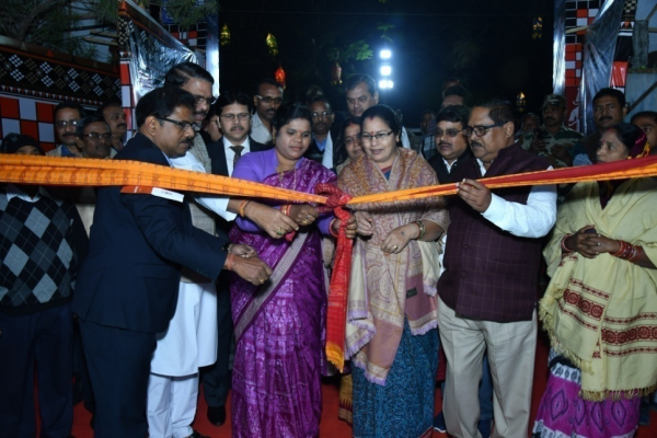 Smt. Padmini Dian,Hon’ble Minister, Handlooms, Textiles & Handicrafts, Odisha Inauguratio0n the National level Handloom Expo at Baragarh on 28/12/2019 .