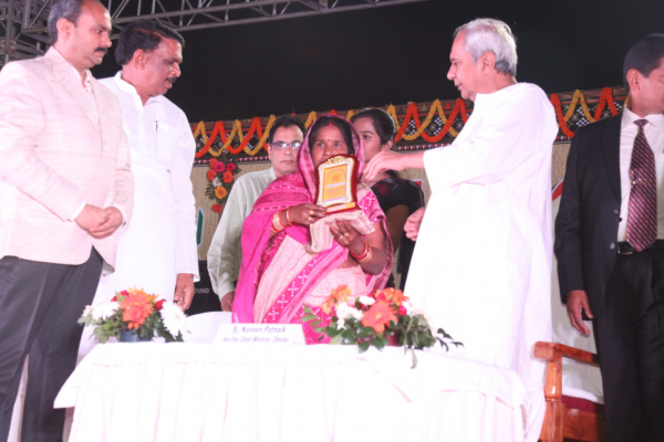 Hon’ble Chief Minister, Odisha awarding the Primary Weavers Co-operative Society completing 75 years service successfully.