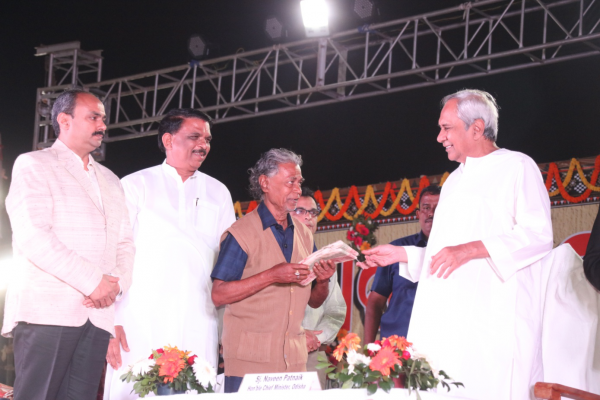 Hon’ble Chief Minister, Odisha awarding the Primary Weavers Co-operative Society completing 75 years service successfully.